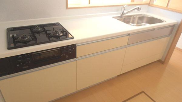 Kitchen. Face-to-face kitchen where you can enjoy a conversation with your family, even while cooking