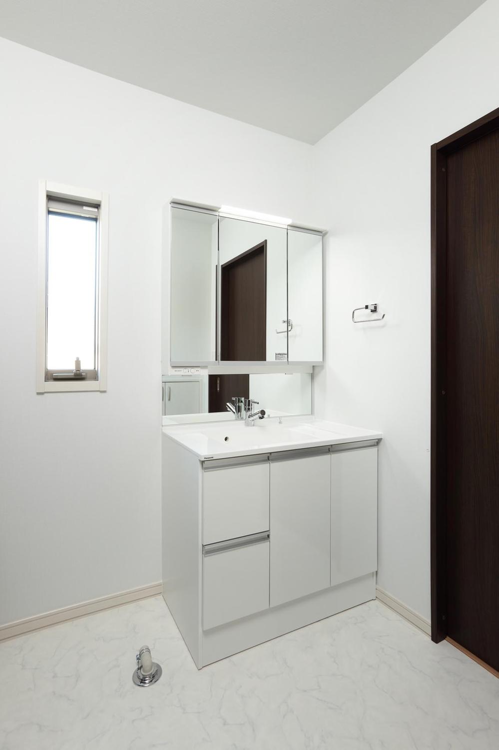 Other Equipment. Storage rich three-sided mirror vanity Shaving and dryer will be beautiful and clean water around Katazuki to clean