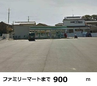 Convenience store. 900m to Family Mart (convenience store)