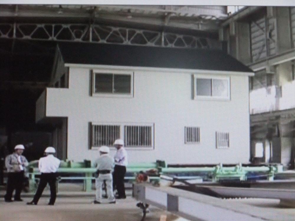 Construction ・ Construction method ・ specification. Using the "large-scale three-dimensional vibration table test facility at the Public Works Research Institute, We made a seismic experiment of standard architecture specification housing.