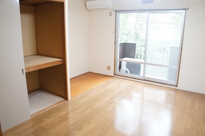 Living and room. Air conditioning ・ It is with lighting