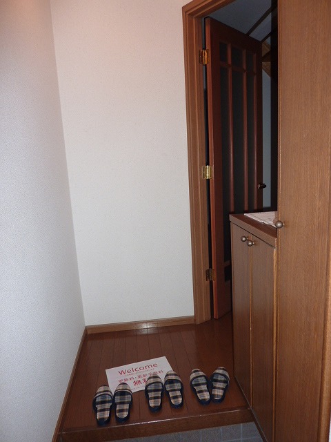 Entrance. Shoebox there