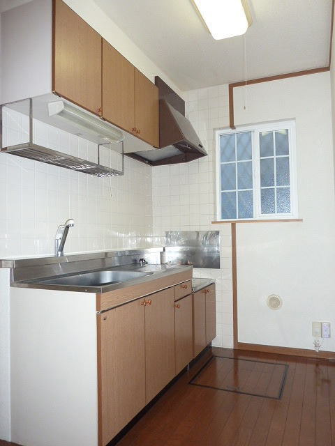 Kitchen. Gas stove 2 burners installed Allowed.