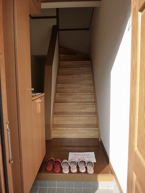 Entrance. From the first floor entrance to the second floor of the residential space. There is storage under the stairs