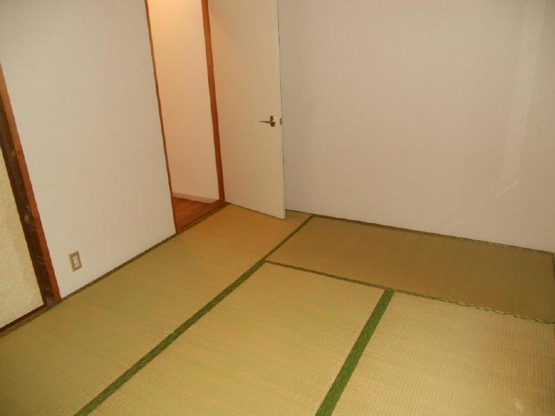 Other room space. Japanese-style room is a 6-tatami rooms! 