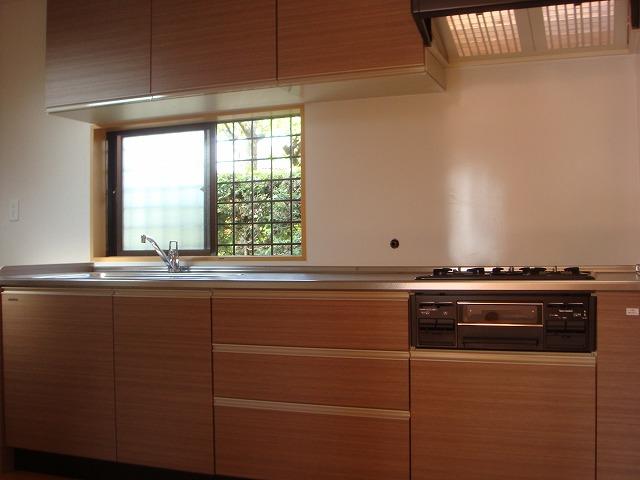 Kitchen. kitchen ・ Changing room ・ Near the entrance, Arrangement aggregated flow line. You daily housework becomes easier.