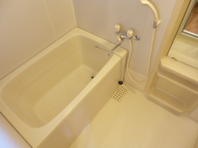 Bath. Hot water supply ・ Bathroom with mirror
