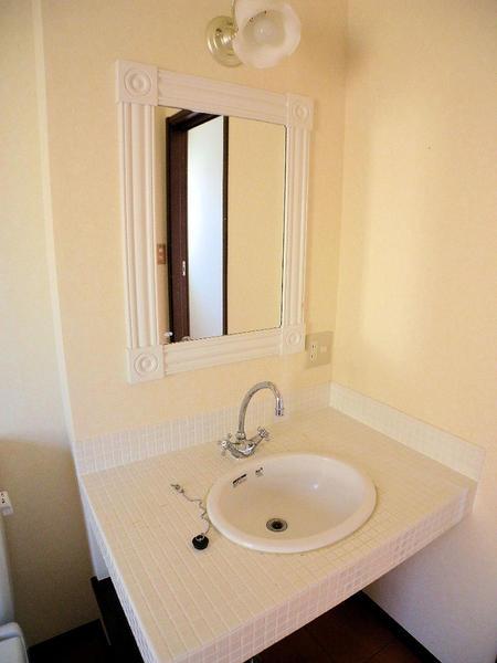 Wash basin, toilet. Wash basin (August 2013) Shooting
