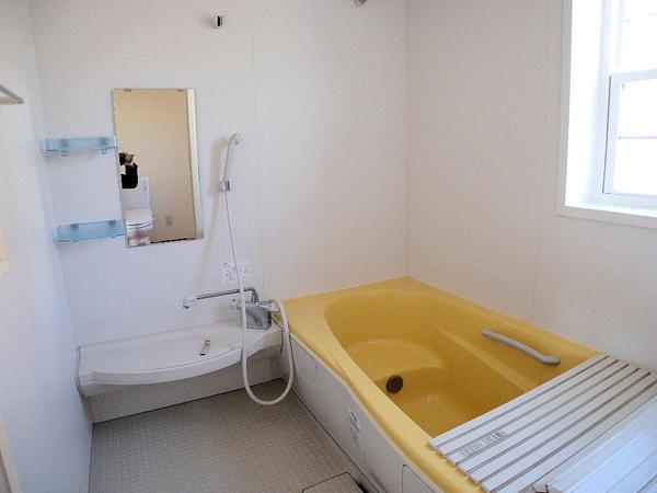 Bathroom. Bright bathroom with large window (August 2013) Shooting