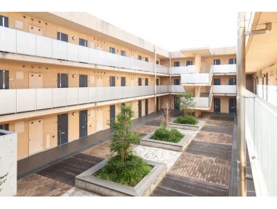 Building appearance. Yes courtyard.