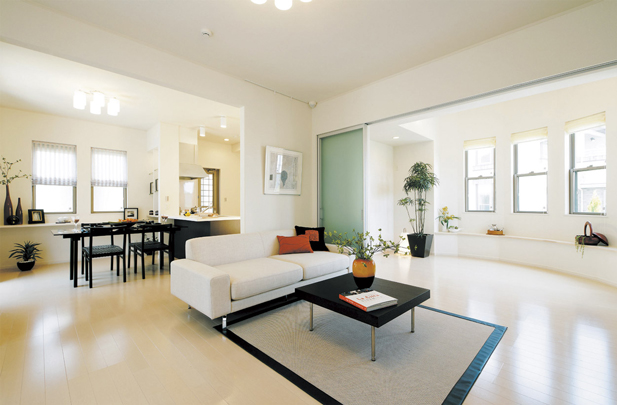 Model house photo. Spacious house boasts a site area of ​​the room is, Also offer them comfort in the interior space. Large garden has a high continuity with the LD, Obtained a living space that has become a sense of unity (already sale)