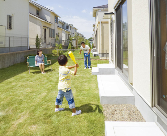 Local appearance photo. Taking advantage of the site of 165 sq m or more of the room, Providing a spacious garden also gardening and barbecue enjoy. Spread garden paved the lawn to the LD front, Produce a sense of openness. Warm green carpet, A place where Mimamoreru the growth of children (pre-sale)
