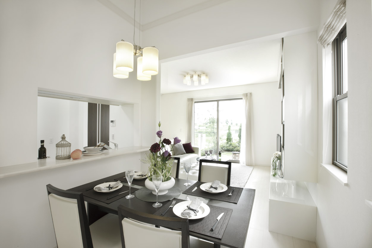 Model house photo. Dining table with a sense of openness. Counter kitchen and dining has a good space connection degree, While standing in the kitchen, It nurtured a conversation with family.