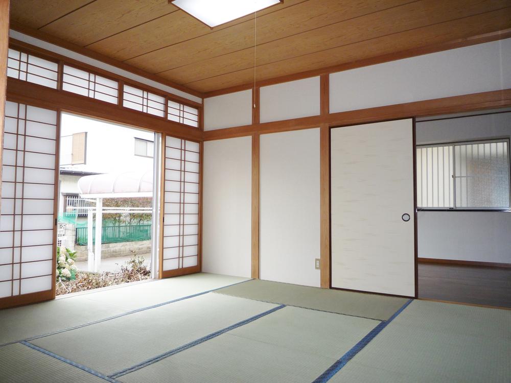 Non-living room. Moat your stand with a Japanese-style room