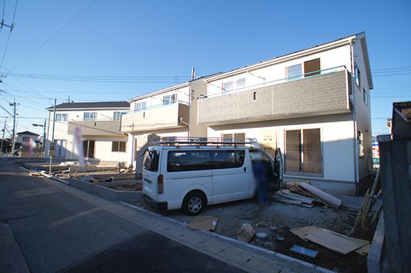 Local photos, including front road. Plenty of sunshine from large windows shine in