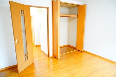 Living and room. Closet with Western-style 8 quires