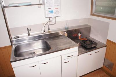 Kitchen. 1-neck with gas stove