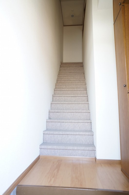 Entrance. From the first floor entrance to the second floor of the residential space.