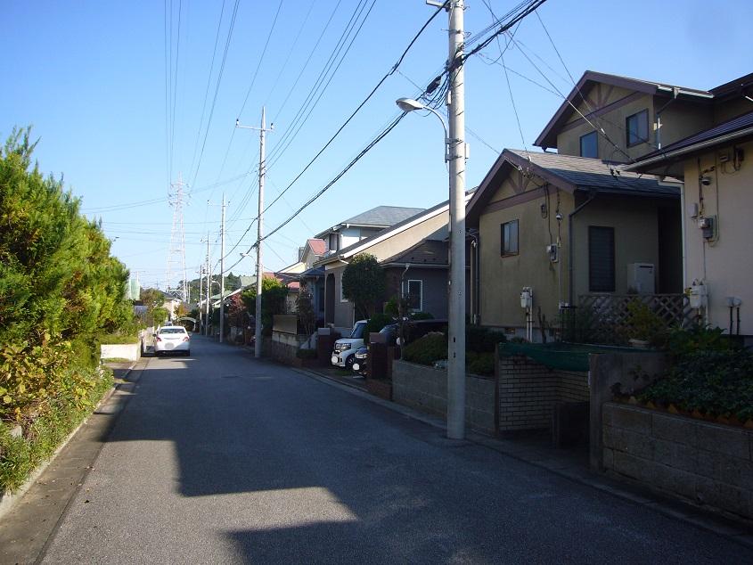 Local photos, including front road. Front road spacious 6M public roads ・ Because the north side road, There are plenty of garden on the south side (local photo)