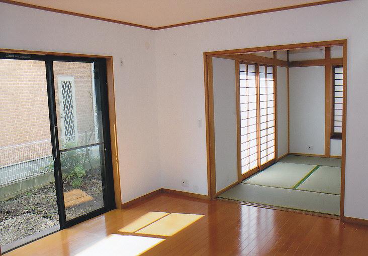 Living. Next to the Japanese-style, easy-to-use LDK