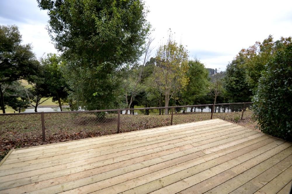 Garden. Wood deck