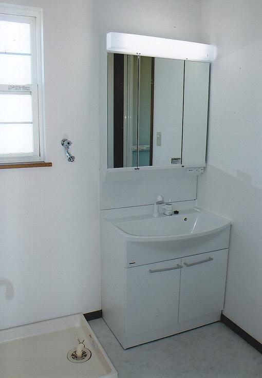 Wash basin, toilet. Spacious wash room of the space Second floor