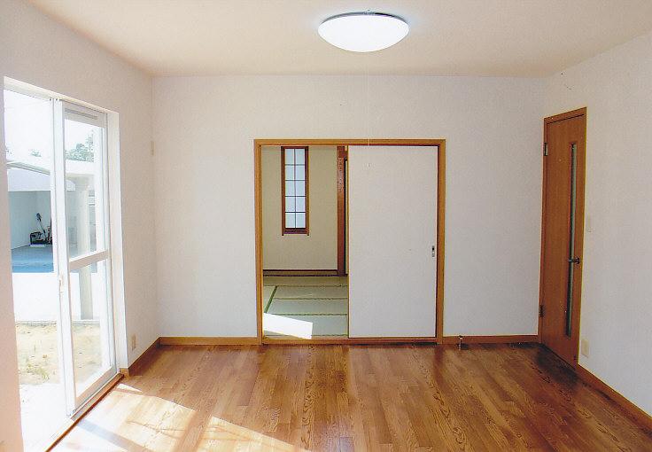 Living. Easy-to-use Japanese-style room is next to the LDK
