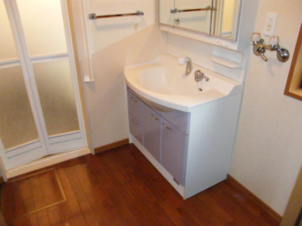 Wash basin, toilet