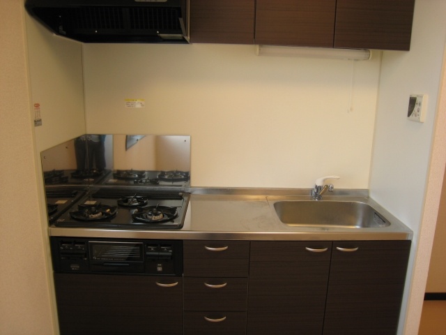 Kitchen. 3-neck gas stove ・ Contact with fish grill refrigerator yard and plenty. 