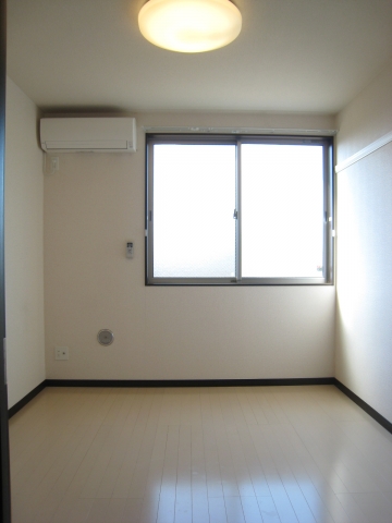 Living and room. 1F is a Western-style. illumination ・ Air-conditioned! 
