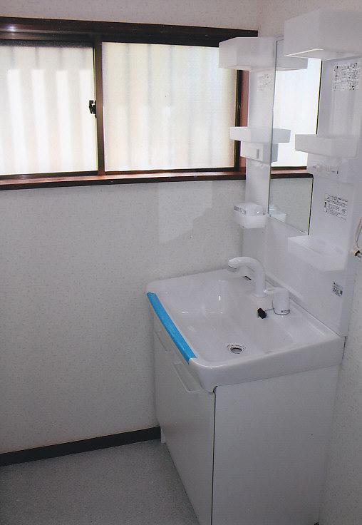 Wash basin, toilet. A little wash room of spread