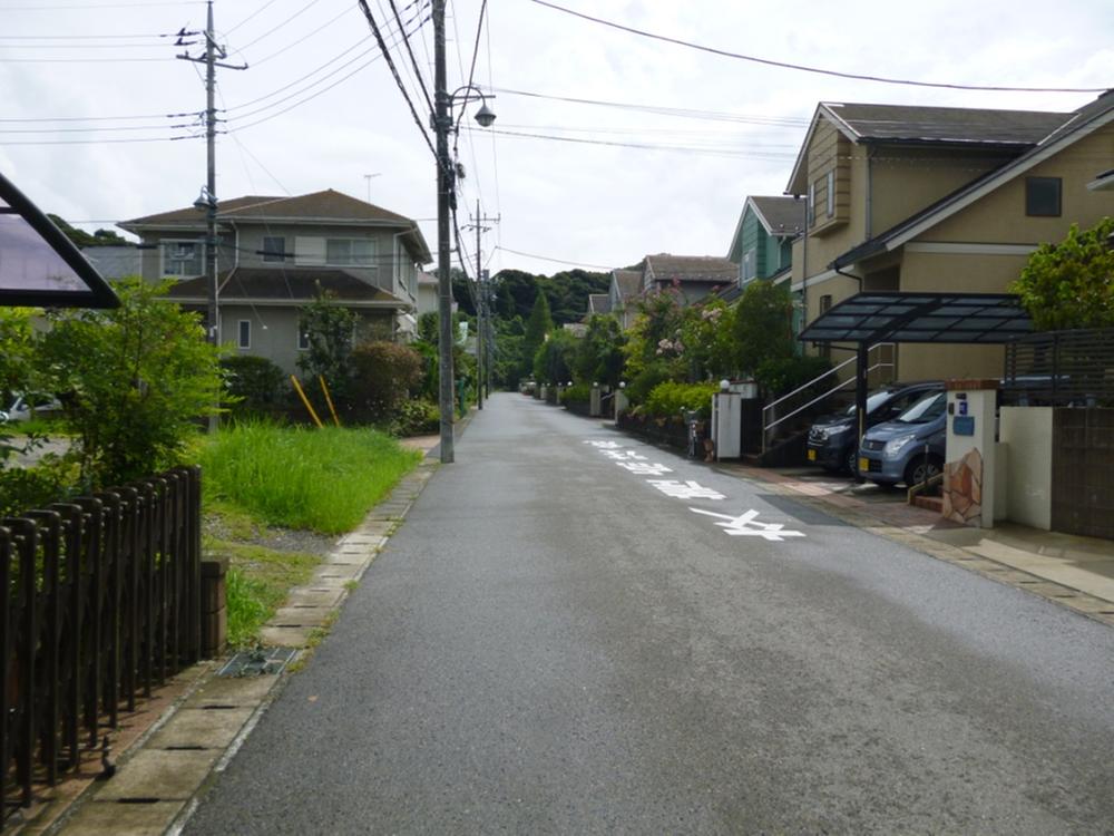 Local photos, including front road. West road about 6m