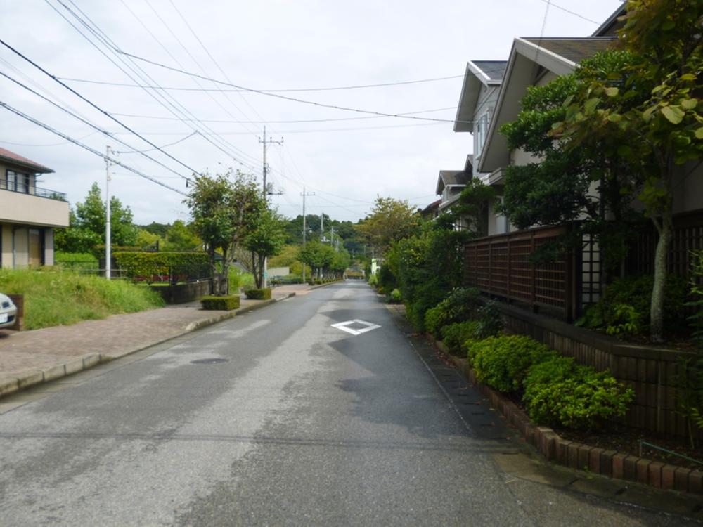 Local photos, including front road. North side road about 6m