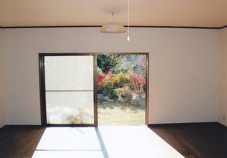 Living. Facing south in a bright LDK