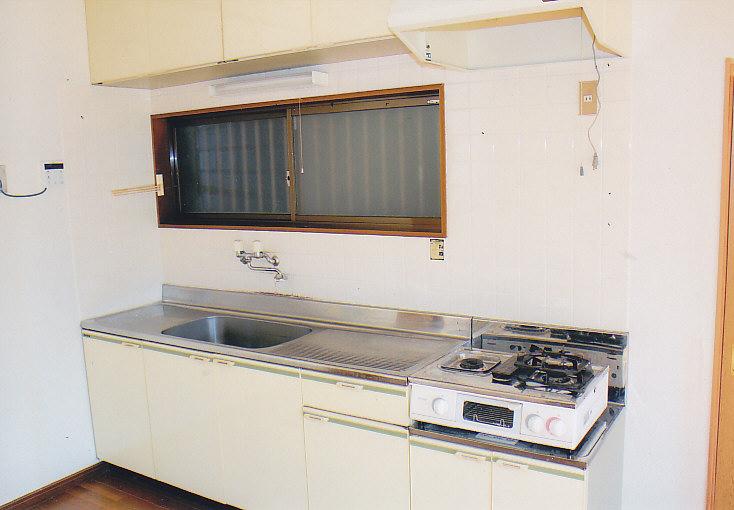 Kitchen. Around bright kitchen