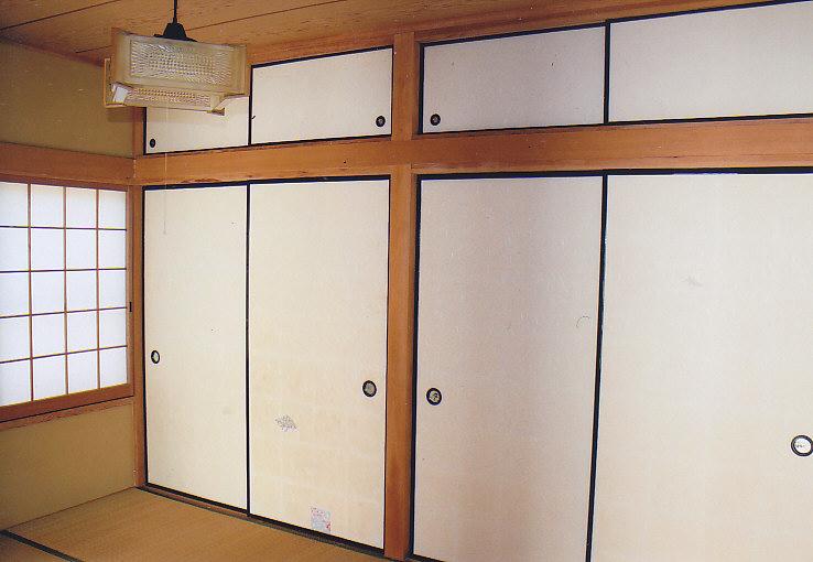 Other introspection. Closet with a upper closet