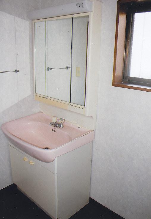 Wash basin, toilet. Spacious wash room of the space