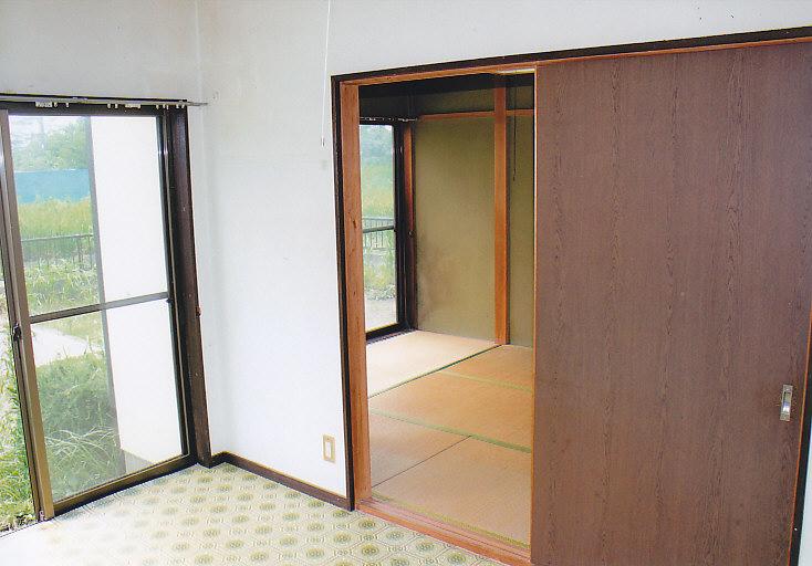 Living. Easy-to-use Japanese-style room is next to the LDK