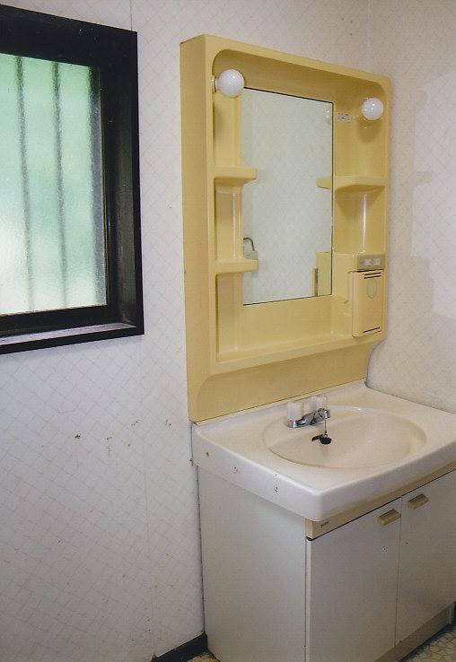 Wash basin, toilet. A little wash room of spread