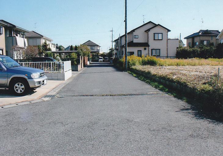 Local photos, including front road. Environment favorable in subdivision