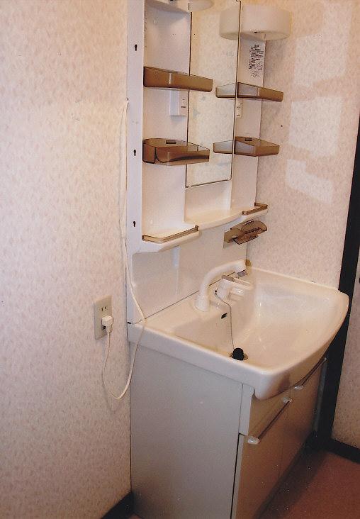 Wash basin, toilet. A little wash room of spread