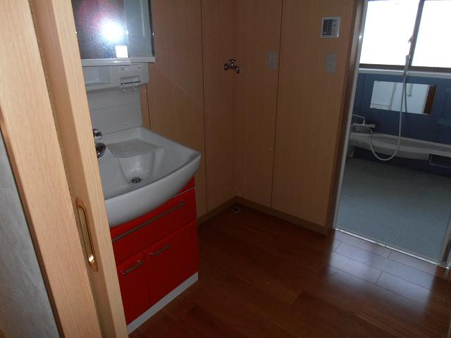 Wash basin, toilet