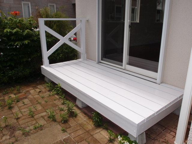 Garden. Wood deck