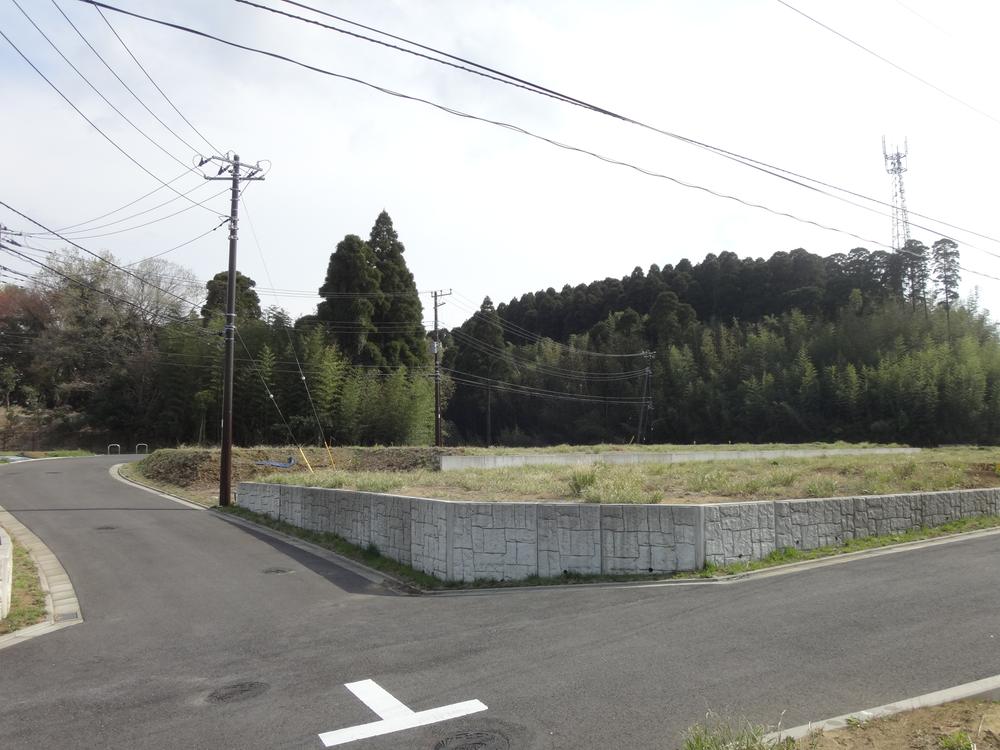 Local photos, including front road. Kiminomori Point of sale