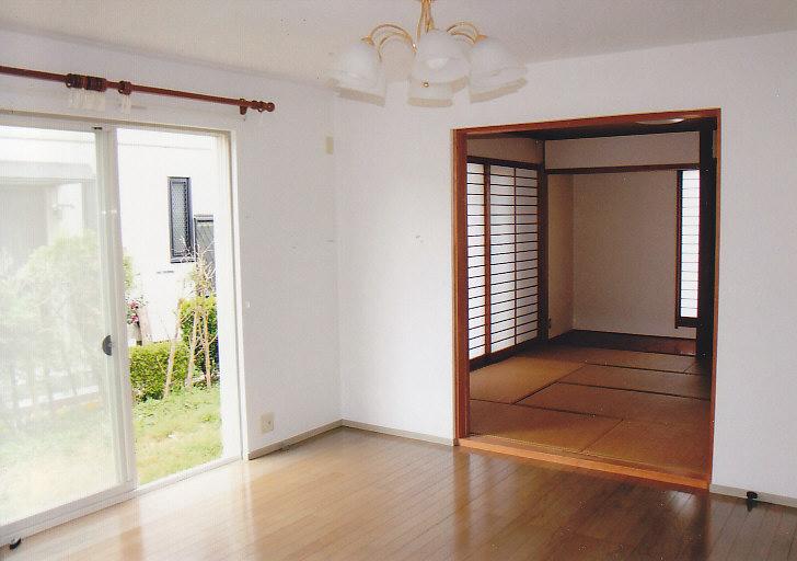 Living. Next to the easy-to-use LDK is Japanese-style room