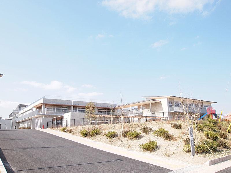 Primary school. Ōamishirasato 300m 2012 years spring omental elementary school opened up to stand omental elementary school Located in the subdivision, You can safely commute. 