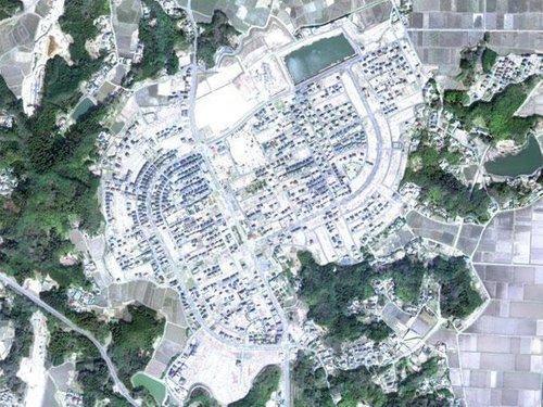 aerial photograph. The total development area of ​​85500 sq m , Total number of compartment 2100 compartment Big Town. flood ・ Rich green outside the entire security area in tsunami hazard map environment of the "hill". (As seen from the sky local / 2010 shooting)