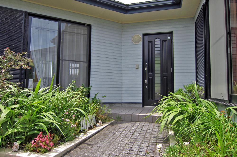 Local appearance photo. Local (June 2012) shooting, Approach to the entrance