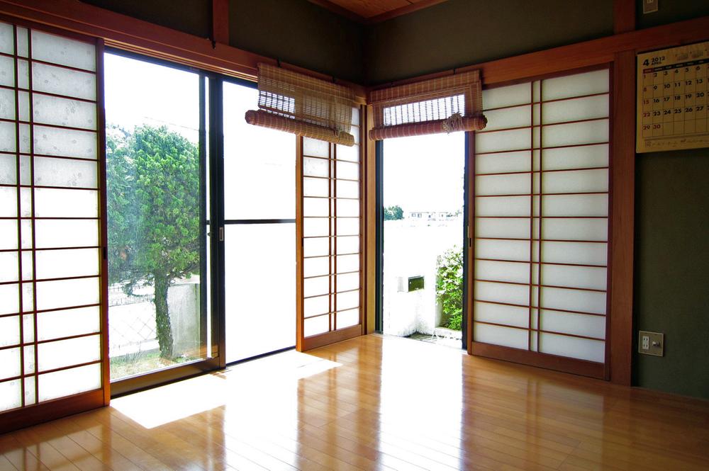 Non-living room. Local (June 2012) shooting, It overlooks the east side of the garden from the 12 pledge of the room