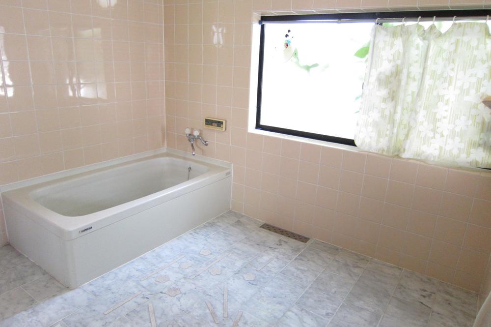 Bathroom. Local (June 2012) shooting, Bathroom of about 4 Jodai